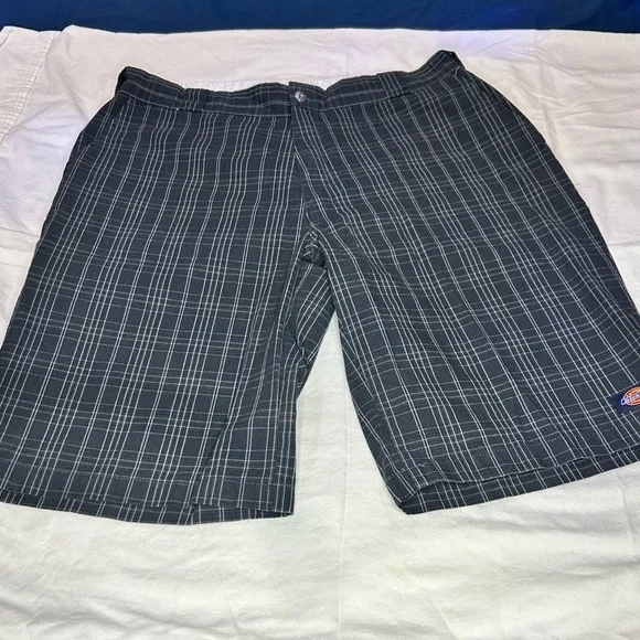 Dickie Shorts size:38 inseam: 13’ - Picture 1 of 6